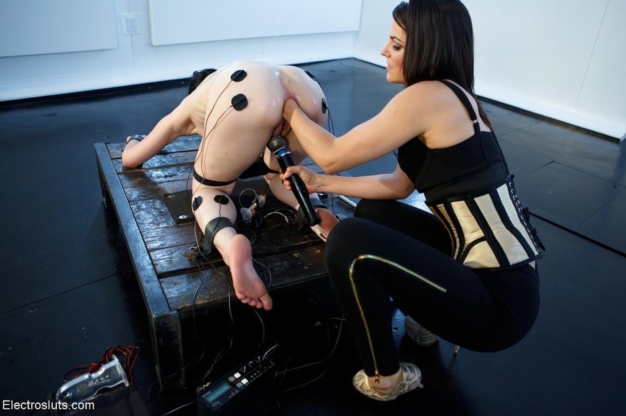 A huge metal electrode readies a girl's ass - XXX Dessert - Picture 7