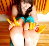 Topless chick with luscious tits loves oranges as she sucks a slice then