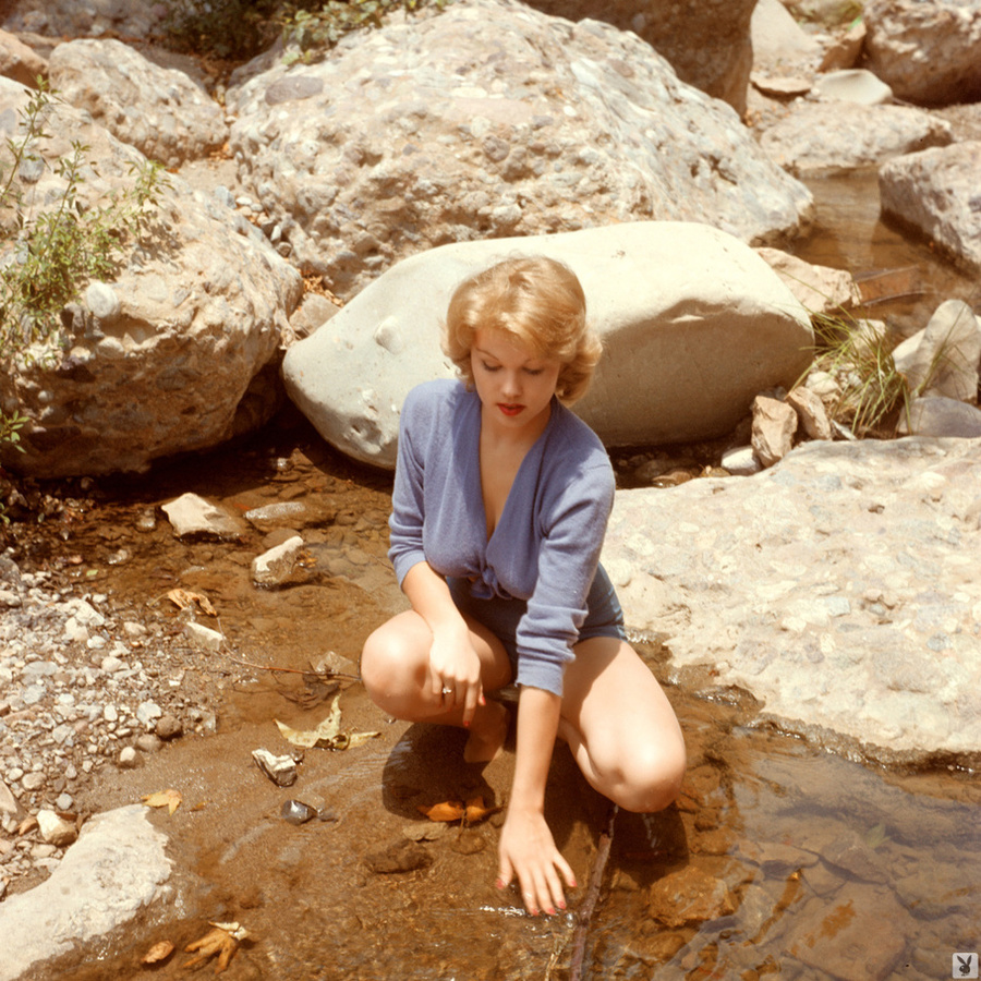 Sexy 50's blonde showing her natural body e - XXX Dessert - Picture 4