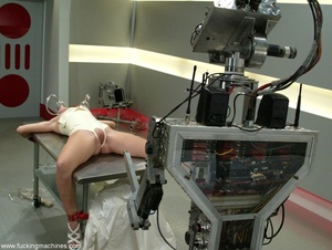 Tied up cutie deep penetrated by machine dildo in lab - Picture 3