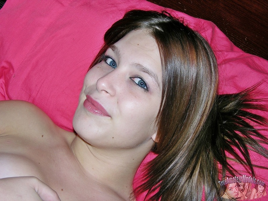 Blonde babe with stunning curves pose on a gray couch then takes off her white shirt and allures with her hot body and lusty pussy wearing her gold bra, blue skirt and white stockings then she wanks a fat boy's dick wearing her glasses, vari-colored shirt and pink shorts. - XXXonXXX - Pic 3