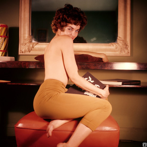 Elegant 50's Playboy model showing her s - Picture 11