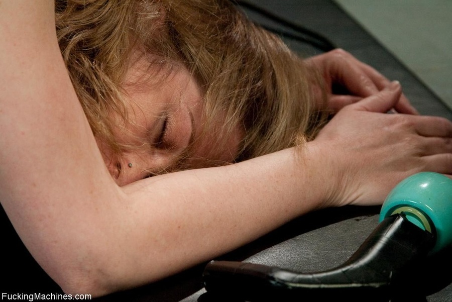 Super hot blonde gal using her sex toys to  - XXX Dessert - Picture 7