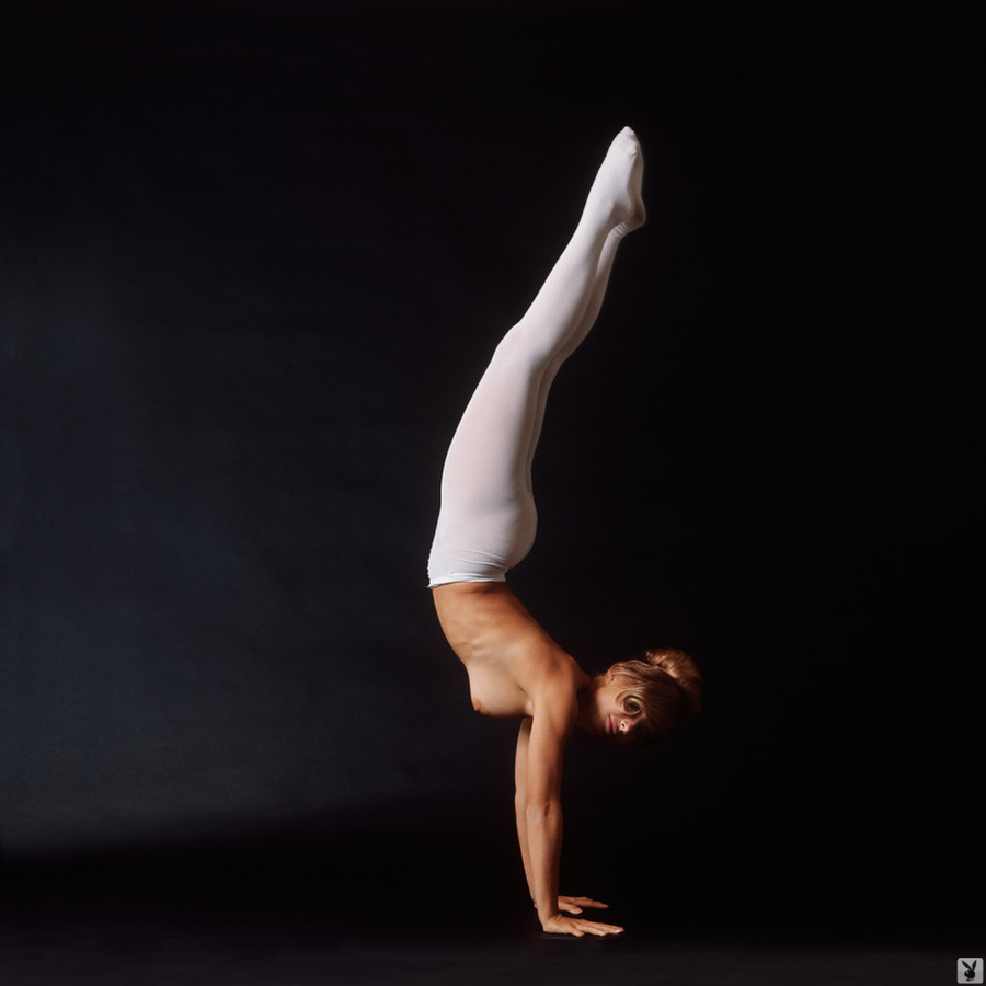 60's Playmate model showing off her flexibl - XXX Dessert - Picture 7