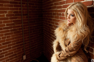 Gorgeous blonde babe wearing a fur coat  - Picture 5