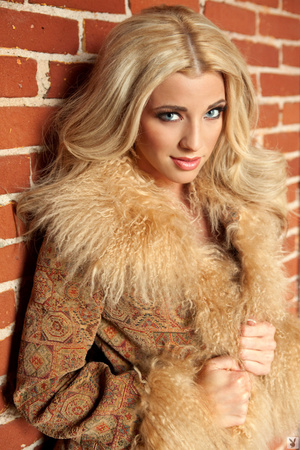 Gorgeous blonde babe wearing a fur coat  - Picture 6