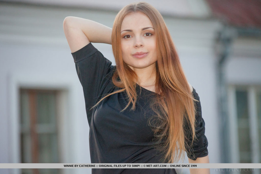 Hot redhead sits outdoor on a brown bench w - XXX Dessert - Picture 2