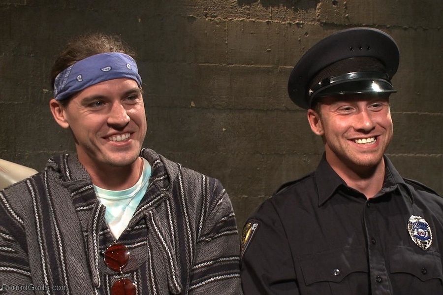 Kinky cop jeering his long-haired arrestee  - XXX Dessert - Picture 1