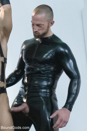 Handsome dude in a rubber suit fucks a g - Picture 1