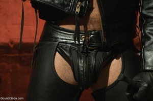 Hot dude in black leather fucks his horn - Picture 1