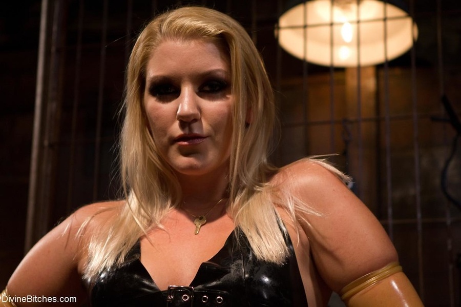 Lovely lady in latex is looking to get fuck - XXX Dessert - Picture 7