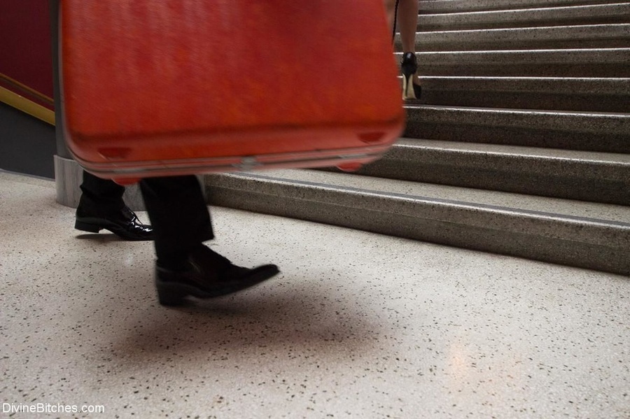 Bellhop worships a sexy guest’s feet and ea - XXX Dessert - Picture 4