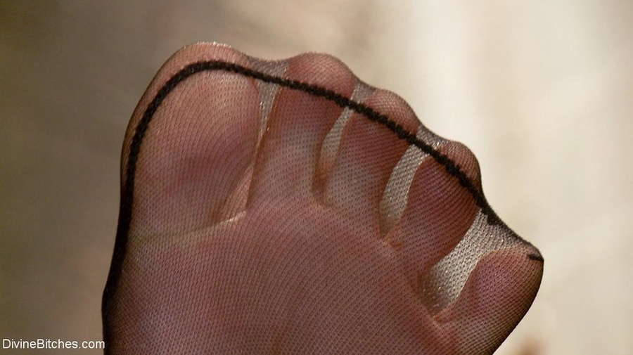 Filly with sexy feet sheds black heels and  - XXX Dessert - Picture 10