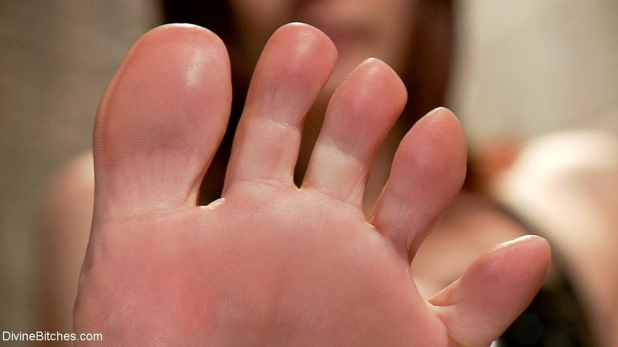 Filly with sexy feet sheds black heels and  - XXX Dessert - Picture 14
