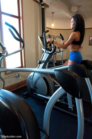 Guy hooks up at the gym with a hottie an - Picture 1