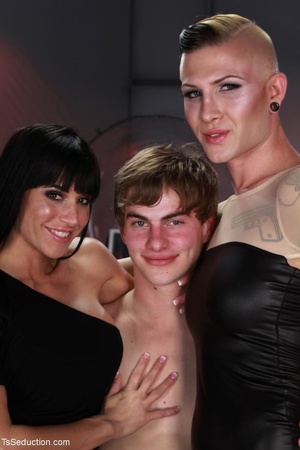 Short-haired tranny in a latex ensemble  - XXX Dessert - Picture 1