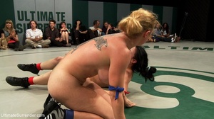 Four horny sluts having fun in the ring - Picture 17