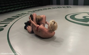 Two passionate whores having lesbian sex in the ring - Picture 16