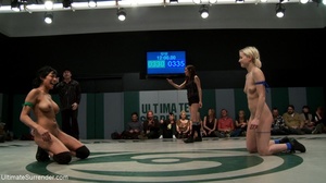 Blondes and brunettes having nasty fun in the ring - Picture 1