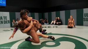 Horny lesbian sluts are wants some group sex in the ring - Picture 3
