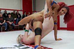 Crowd of female wrestlers make a wonderf - Picture 6