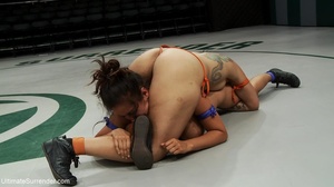 Amateur female can't escape the ring and - Picture 10