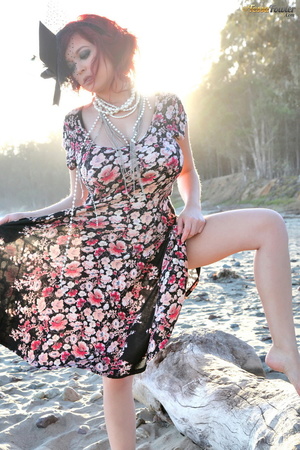 Pinup mammita finds herself at the beach - XXX Dessert - Picture 1