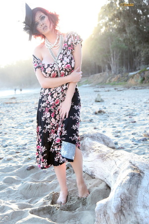 Pinup mammita finds herself at the beach - Picture 2