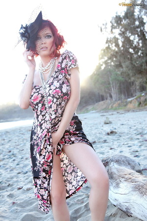 Pinup mammita finds herself at the beach - Picture 4