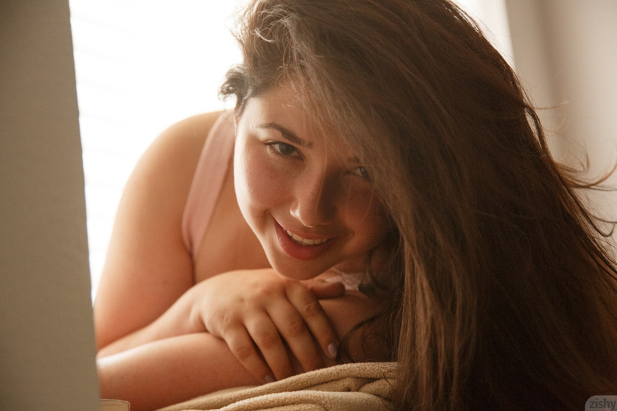 Young brunette teen with a thick body displ - XXX Dessert - Picture 9
