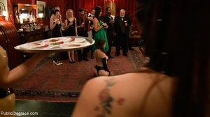 Mistress in an emerald-colored dress dir - Picture 1