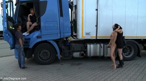 Truckers take advantage of a bombshell’s - Picture 18