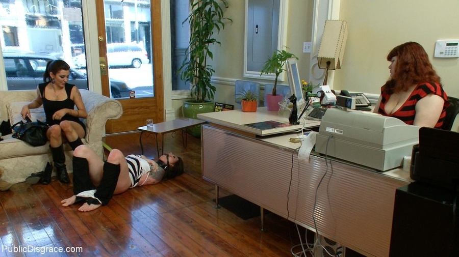 Tattooed hottie in a beauty salon feels a s - XXX Dessert - Picture 5