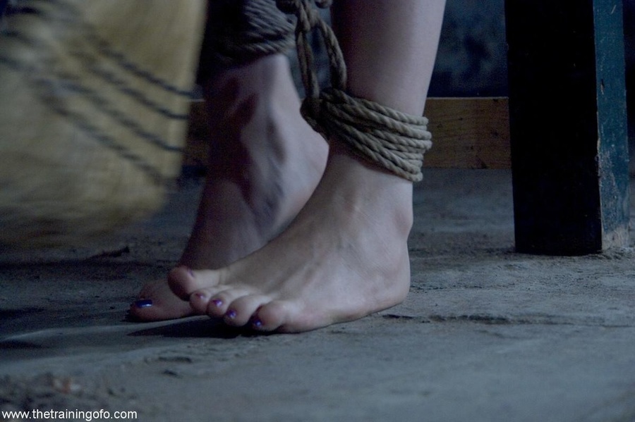 Slave collects cum in her mouth after she h - XXX Dessert - Picture 3