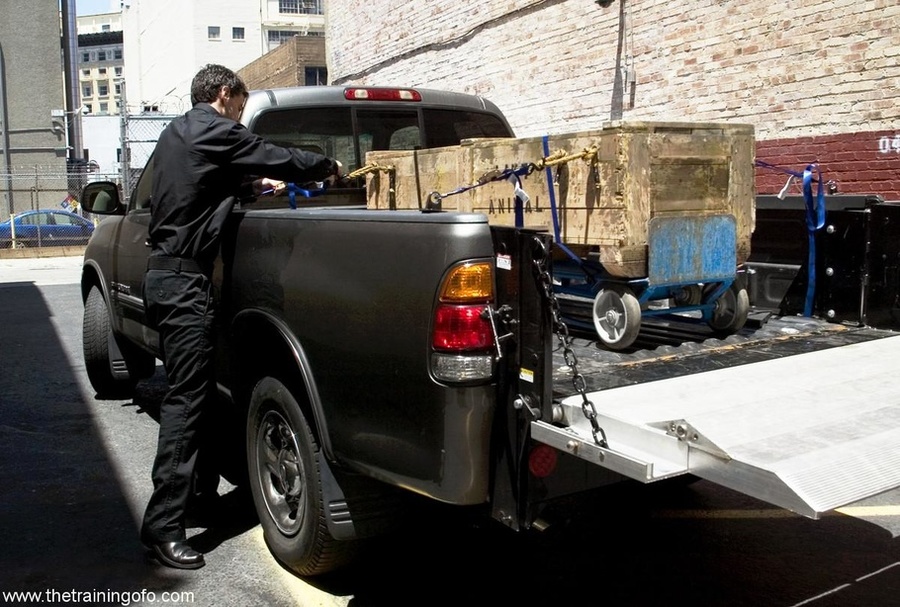 Caged cutie with dark hair licks dirty boot - XXX Dessert - Picture 3