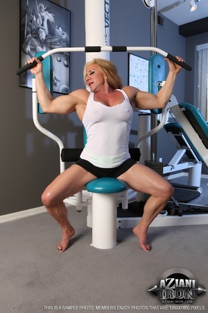 Strong blonde bodybuilding slut showing  - Picture 1