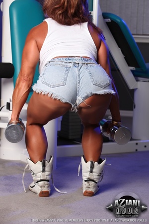 Black bodybuilder slut having some sexy  - Picture 11