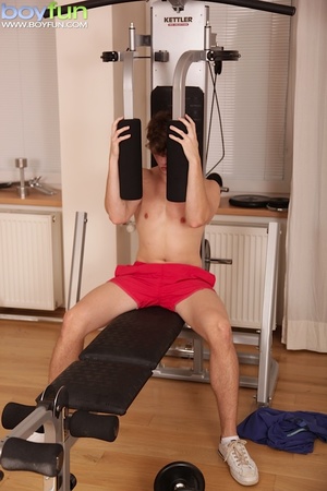 Thick muscular Mat Corsten rubs his hard cock after sexy workout - Picture 4