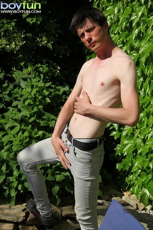 Philly Braska fingers his ass and blows his load in the backyard - Picture 2