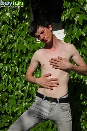Philly Braska fingers his ass and blows his load in the backyard - Picture 3