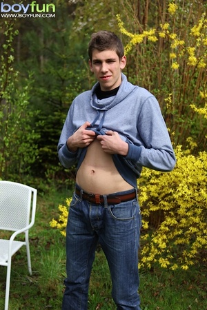 Adorable Martin Hunter masturbates his big curved dick in the back yard - Picture 3