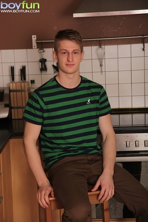 Rascal with great body couldn’t resist to jerk off in his kitchen - Picture 1
