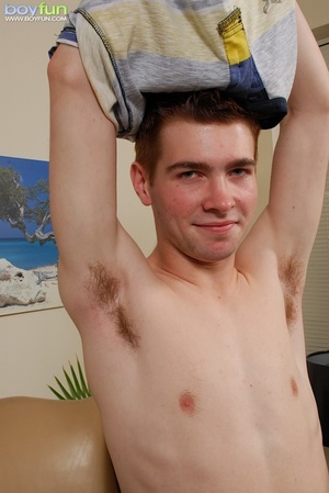 Hairy boy wants to have a cock in his ass and poses his firm buttocks - Picture 3
