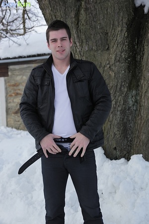 Enjoy how snow is no stop for this guy flashing his prick - Picture 3