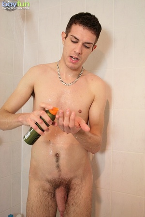 Filthy gay enjoys his dirty pleasure in the privacy of his bathroom - Picture 9