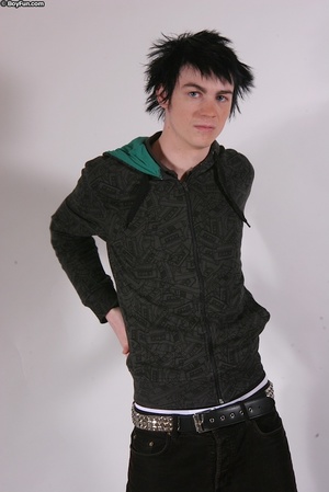 His friends left for a while and he thought it was better to jerk off in the picnic - XXXonXXX - Pic 1