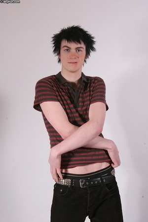 His friends left for a while and he thought it was better to jerk off in the picnic - XXXonXXX - Pic 3