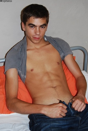 Hot dude wears tight jeans and flashes his genitals right at you - Picture 4