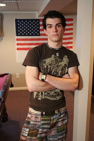 Patriotic student enjoys teasing horny men in his free time - Picture 1