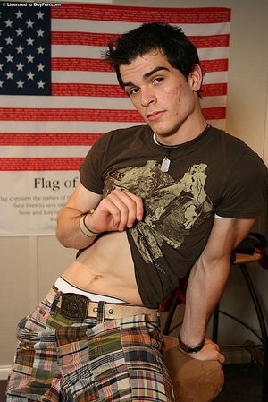 Patriotic student enjoys teasing horny men in his free time - Picture 3